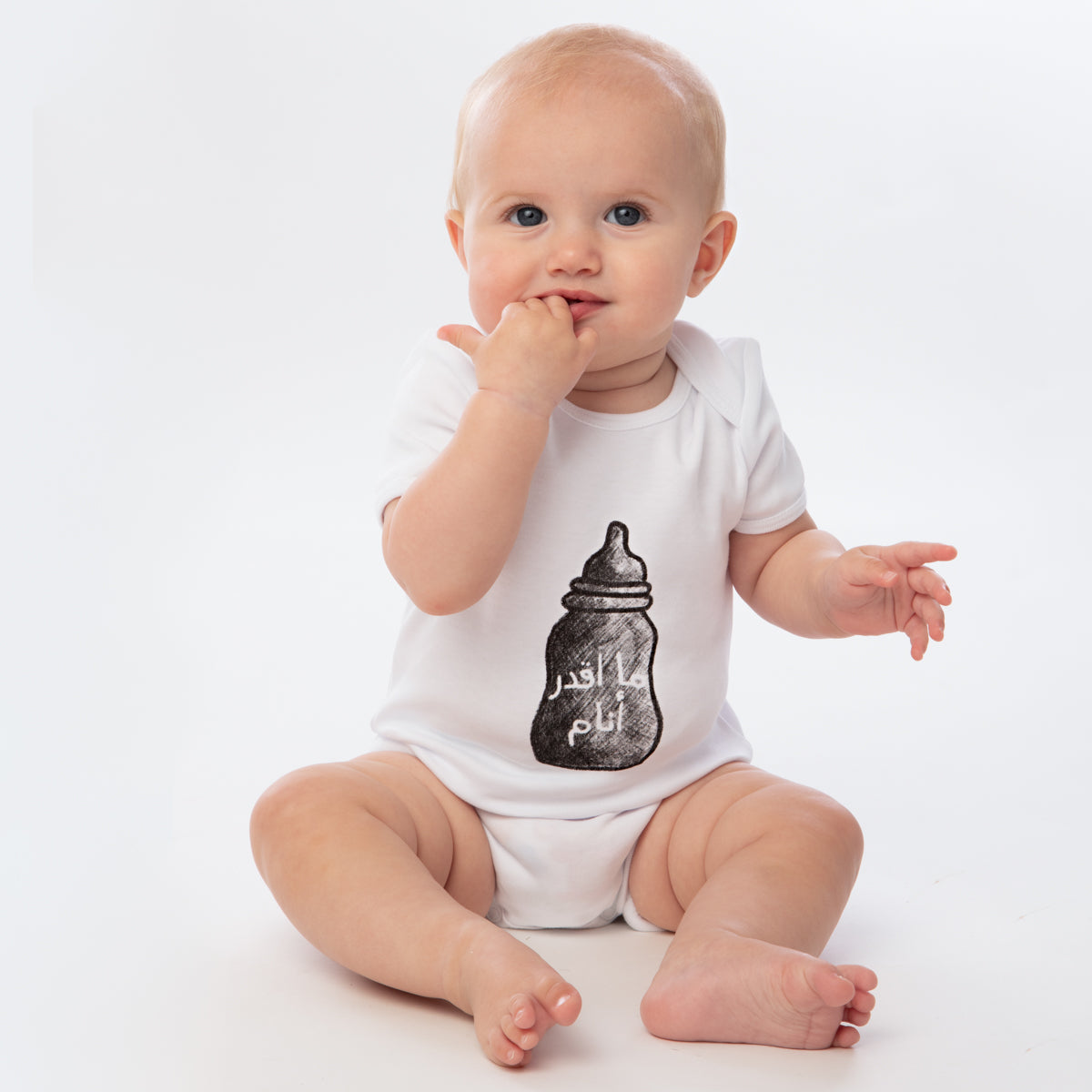 Organic onesie with milk bottle and Arabic text "CAN'T SLEEP" - Baby Elephant Organic Wear
