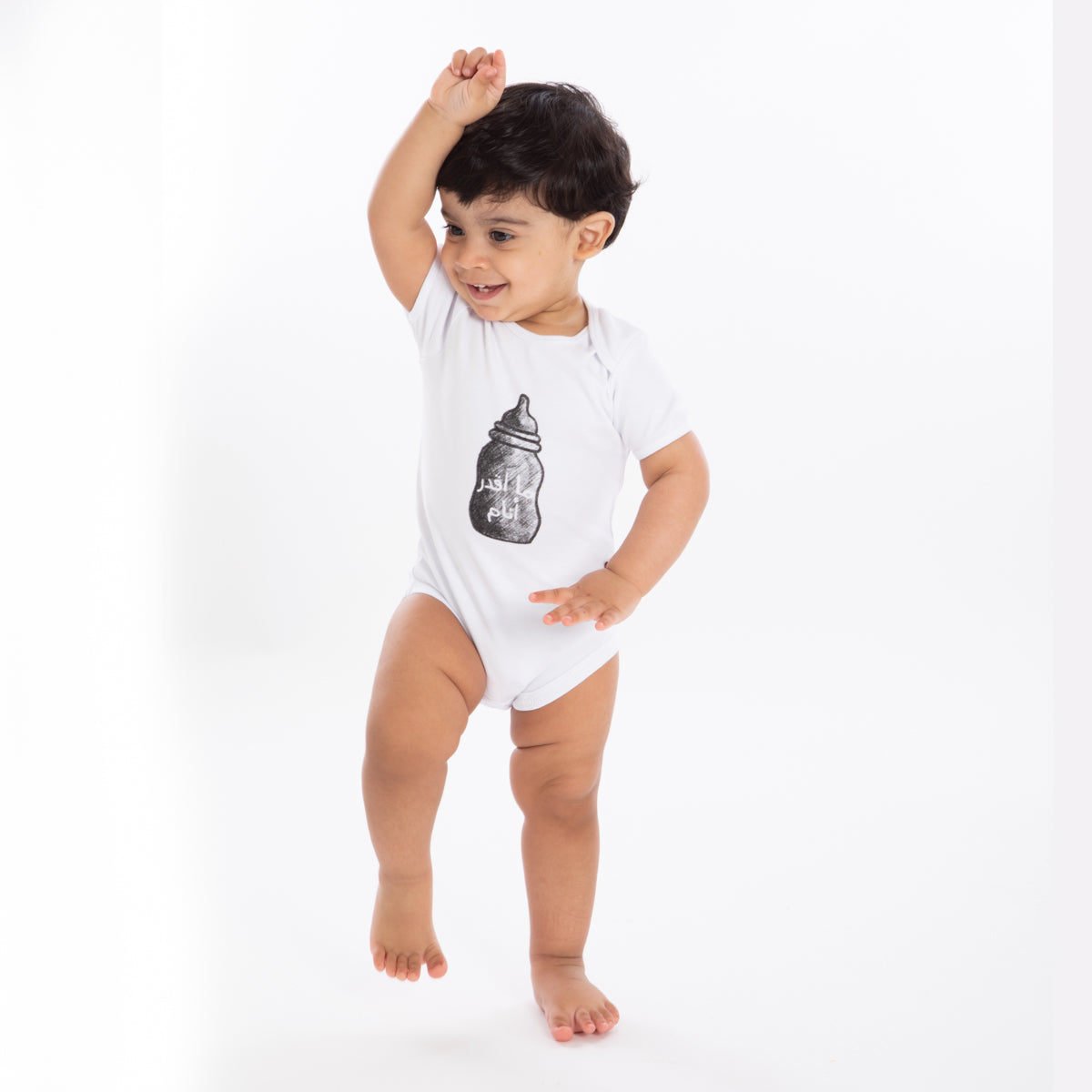 Organic onesie with milk bottle and Arabic text "CAN'T SLEEP" - Baby Elephant Organic Wear